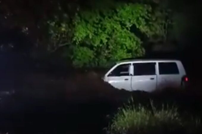 vehiculo-es-arrastrado-por-correntada-en-guastatoya,-el-progreso
