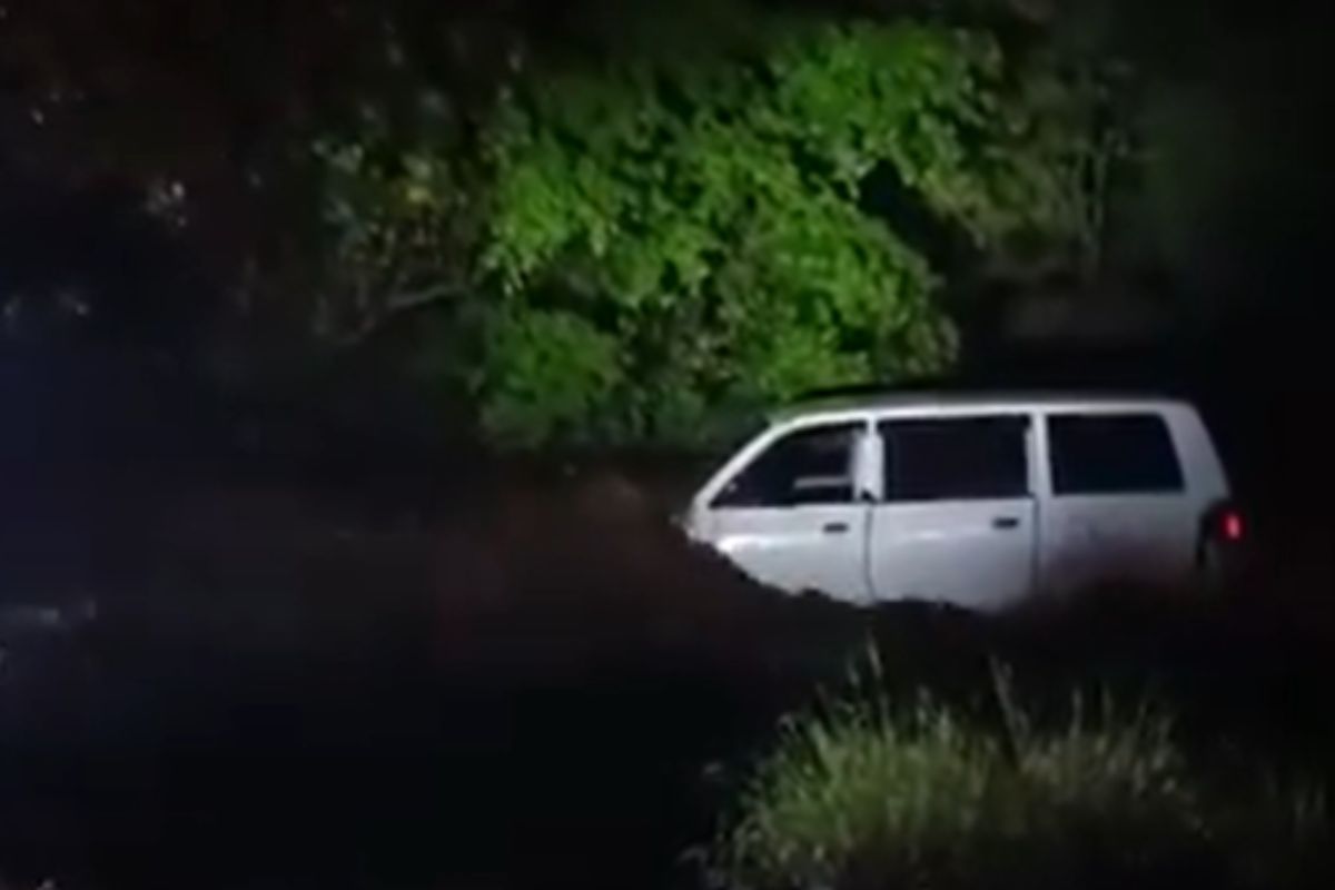 vehiculo-es-arrastrado-por-correntada-en-guastatoya,-el-progreso