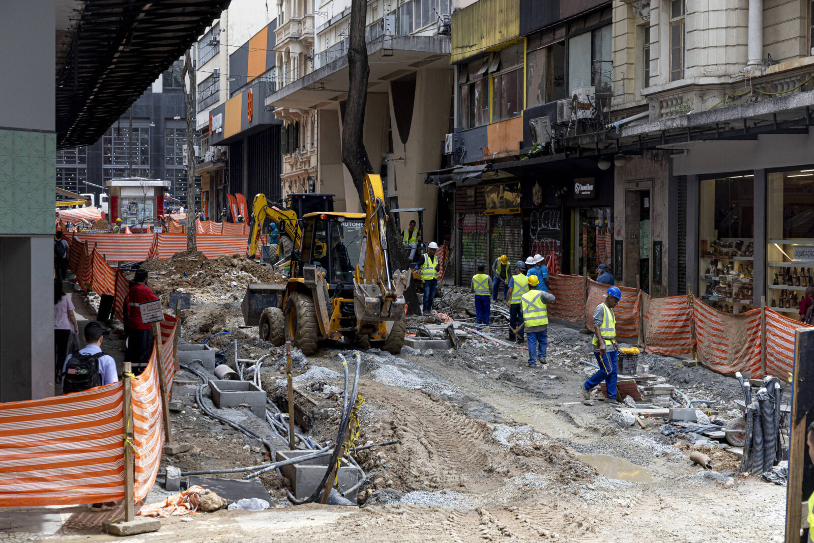 comerciantes-relatam-prejuizos-com-obras-atrasadas-no-calcadao-do-centro-de-sp