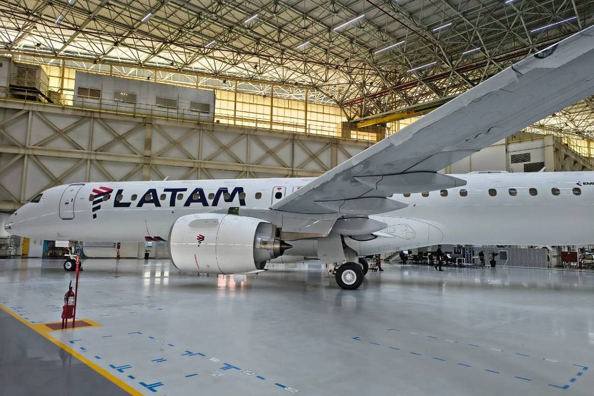 latam-recebe-seu-primeiro-embraer-e2-apos-1.500-horas-de-voo-em-simuladores
