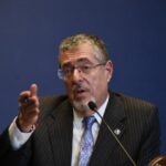 arevalo-evita-responder-si-nombrara-de-nuevo-a-menkos-como-presidente-del-banguat-en-caso-de-renunciar-a-curul