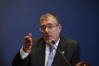 arevalo-evita-responder-si-nombrara-de-nuevo-a-menkos-como-presidente-del-banguat-en-caso-de-renunciar-a-curul