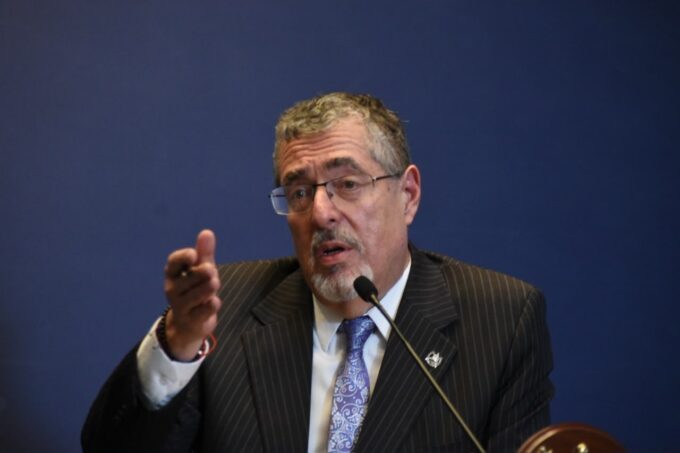 arevalo-evita-responder-si-nombrara-de-nuevo-a-menkos-como-presidente-del-banguat-en-caso-de-renunciar-a-curul