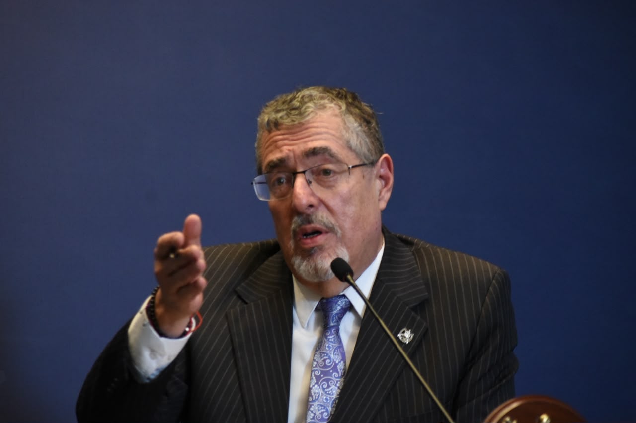 arevalo-evita-responder-si-nombrara-de-nuevo-a-menkos-como-presidente-del-banguat-en-caso-de-renunciar-a-curul