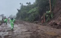 continuan-trabajos-de-limpieza-por-derrumbe-en-kilometro-83-de-la-ruta-interamericana