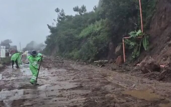 continuan-trabajos-de-limpieza-por-derrumbe-en-kilometro-83-de-la-ruta-interamericana