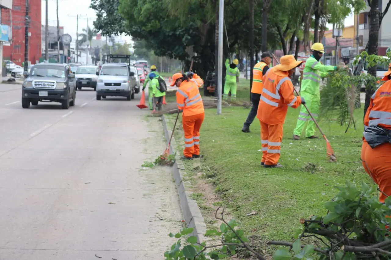 emacruz-refuerza-la-limpieza-en-avenidas-y-areas-verdes-de-la-ciudad
