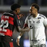 em-retorno-apos-lesao,-neymar-faz-dois-gols,-mas-evita-forcar-a-perna-direita