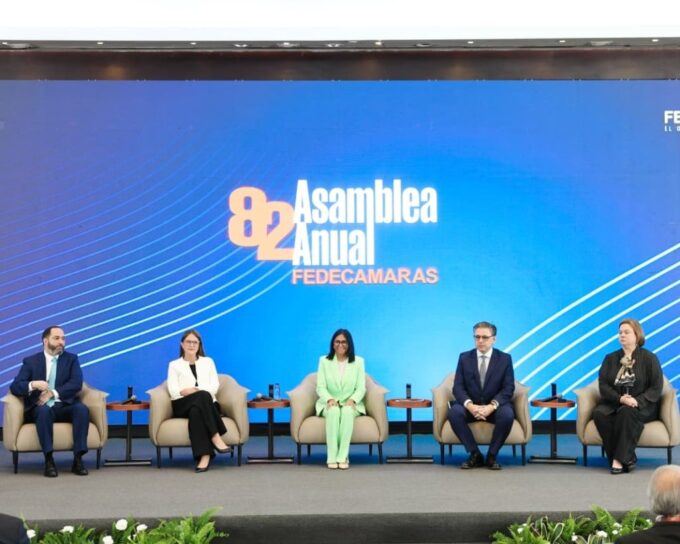 delcy-rodriguez-niega-la-dolarizacion,-anuncia-nueva-ley-electrica-y-decreta-inicio-de-la-navidad-el-1-de-noviembre