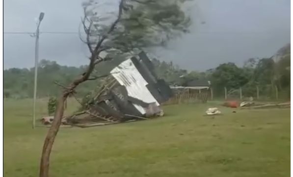 (video)-asi-hizo-volar-todo-la-tormenta-frente-a-encarnacion
