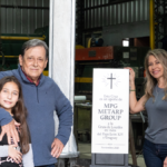 la-“tradicion”-de-la-familia-perez-de-construir-cruces-para-dos-papas:-de-la-cruz-de-tres-cruces-a-una-mas-pequena-que-sera-bendecida-por-leon-xiv