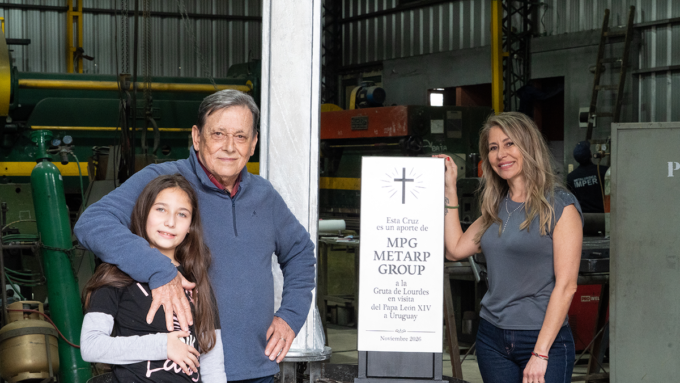 la-“tradicion”-de-la-familia-perez-de-construir-cruces-para-dos-papas:-de-la-cruz-de-tres-cruces-a-una-mas-pequena-que-sera-bendecida-por-leon-xiv