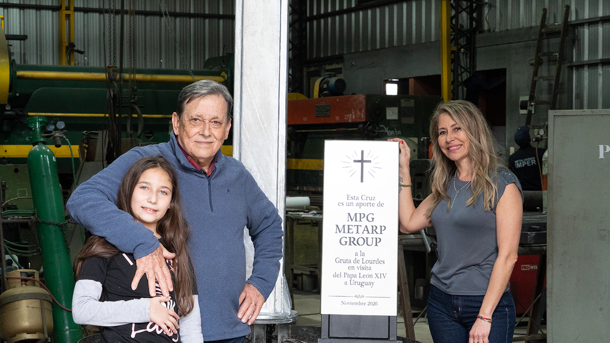 la-“tradicion”-de-la-familia-perez-de-construir-cruces-para-dos-papas:-de-la-cruz-de-tres-cruces-a-una-mas-pequena-que-sera-bendecida-por-leon-xiv