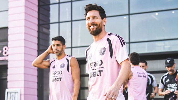 luis-suarez-recibio-a-lionel-messi-en-inter-miami,-quien-tras-su-emocionante-despedida-de-la-seleccion-argentina-vuelve-a-jugar-por-la-mls-este-sabado