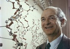 quimica-e-paz:-quem-e-linus-pauling,-unico-vencedor-de-dois-premios-nobel
