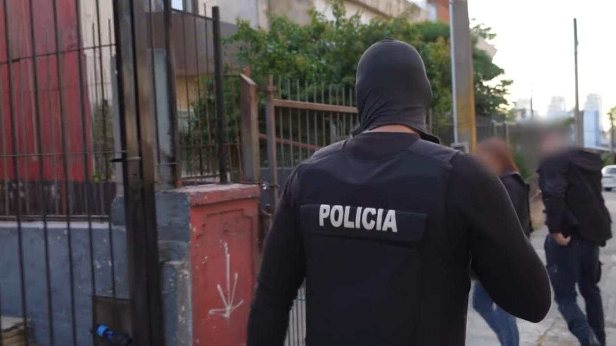 formalizaron-a-un-policia-y-otras-tres-personas-por-trata-y-explotacion-sexual-de-menores-del-inau:-180-dias-de-prision-preventiva
