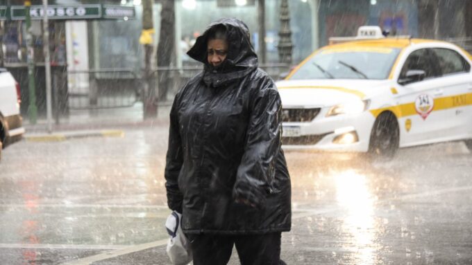 lluvias,-tormentas-y-frio-este-fin-de-semana-en-uruguay:-inumet-y-meteorologos-anticipan-cuando-mejorara-el-tiempo