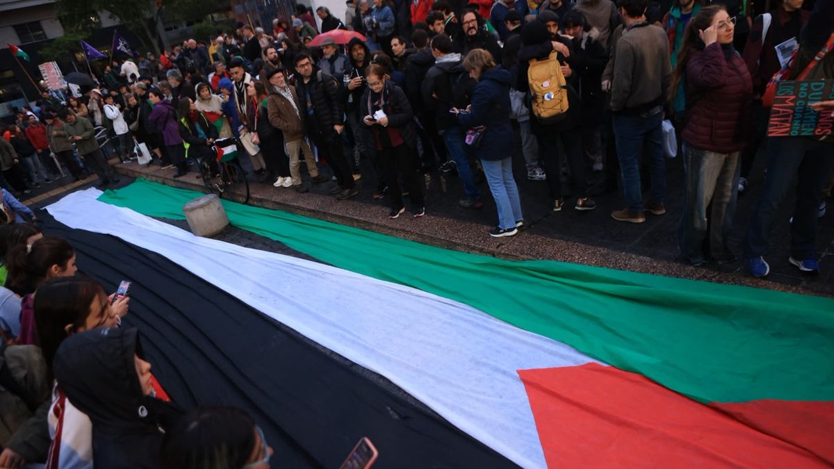 b’nai-b’rith-que-marcha-por-palestina-fue-una-“ofensa”-y-reclamo-que-el-frente-amplio-no-recordara-a-victimas-del-7-de-octubre