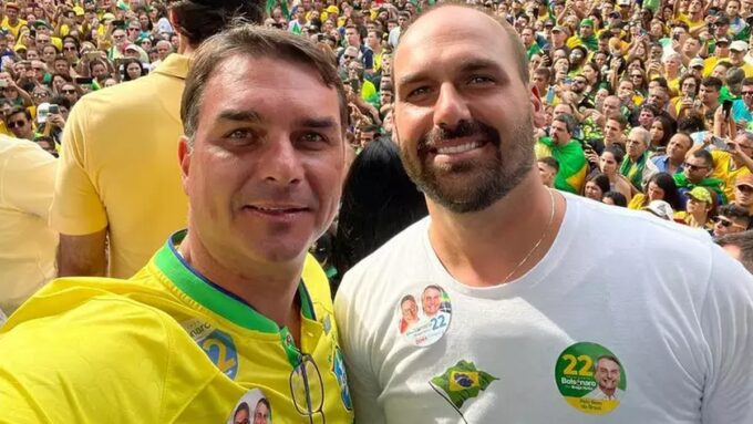 la-justicia-de-brasil-ordena-la-detencion-de-eduardo-bolsonaro,-mientras-su-hermano-flavio-lidera-encuesta-hacia-el-balotaje