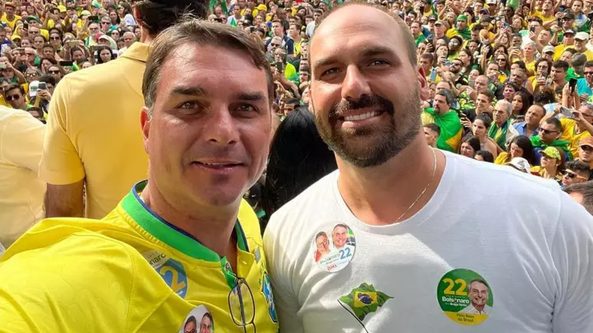 la-justicia-de-brasil-ordena-la-detencion-de-eduardo-bolsonaro,-mientras-su-hermano-flavio-lidera-encuesta-hacia-el-balotaje