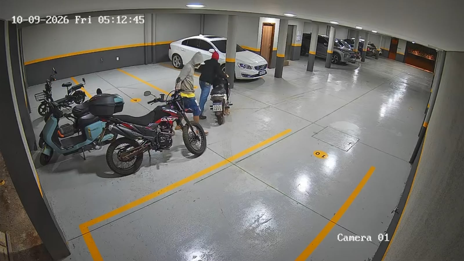 grabados-robando-en-estacionamiento-de-edificio