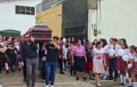 comunidad-de-santa-rosa-le-da-el-ultimo-adios-a-maestra-y-abogada-fallecida-en-ataque-armado