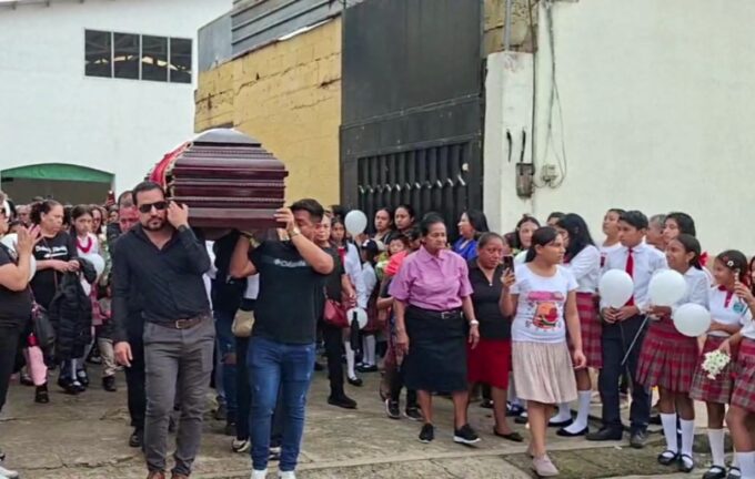 comunidad-de-santa-rosa-le-da-el-ultimo-adios-a-maestra-y-abogada-fallecida-en-ataque-armado
