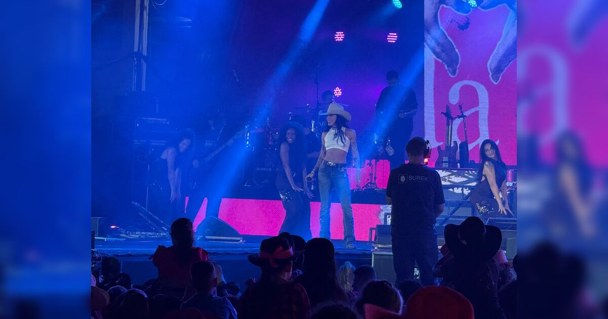 show-de-ana-castela-reune-milhares-de-pessoas-no-primeiro-dia-da-expoarapongas