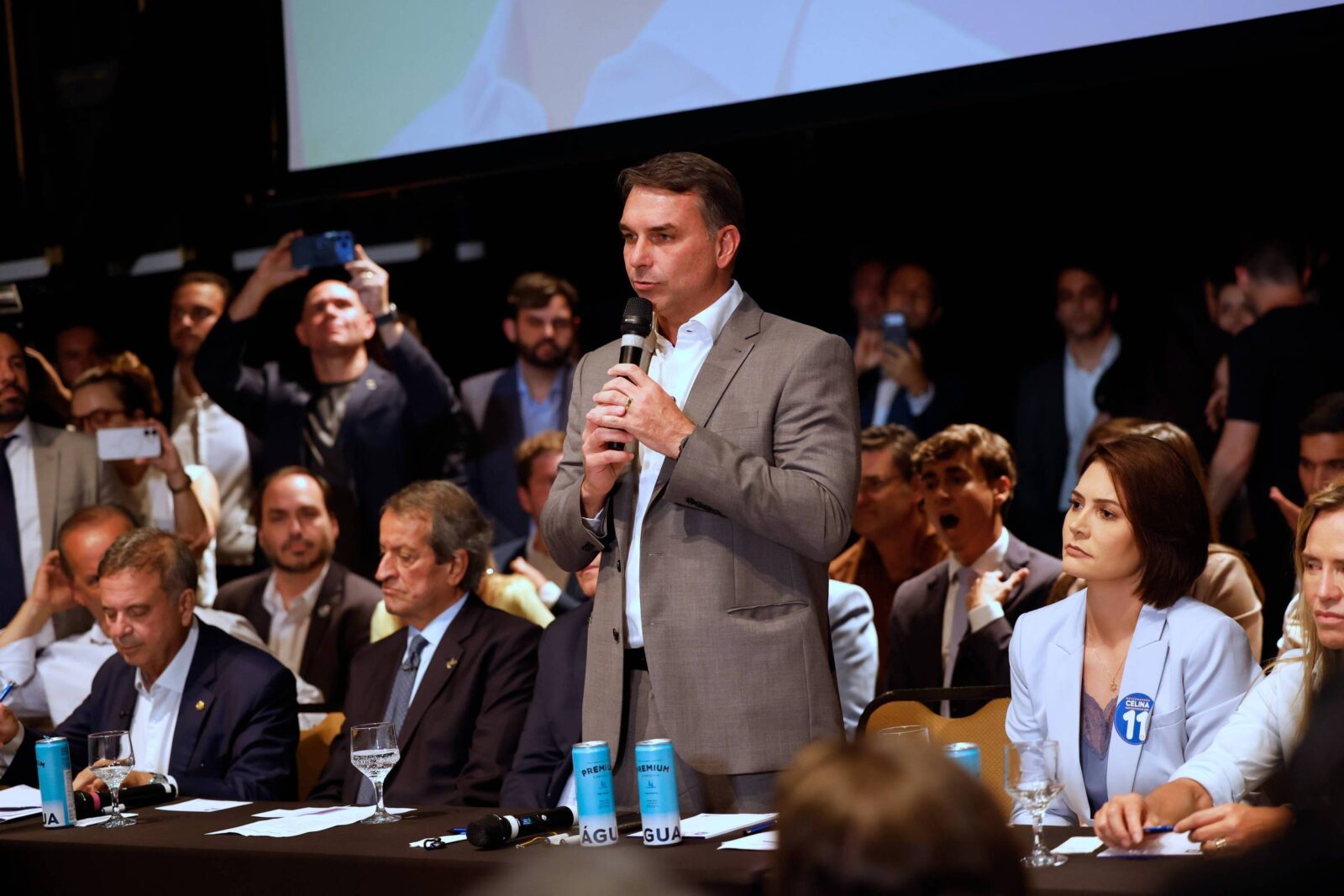 mobilizacao-online-pro-lula-liga-alerta-na-campanha-de-flavio-bolsonaro,-que-contra-ataca