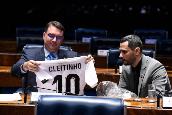 flavio-bolsonaro-promete-novo-alivio-em-dividas-de-estados-apos-pedido-de-governador-eleito-de-mg