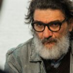 cesar-troncoso:-“hay-actores-a-los-que-el-mundo-acribilla,-pero-yo-me-acomodo-bien;-soy-tranquilo-y-calmo,-me-la-creo-un-poco-pero-no-demasiado”