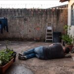 invasao-inusitada:-homem-pula-muro,-assusta-moradora-e-dorme-no-quintal