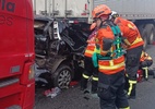 carro-com-avos-e-neto-fica-destruido-em-batida-que-interdita-a-dutra,-em-sp