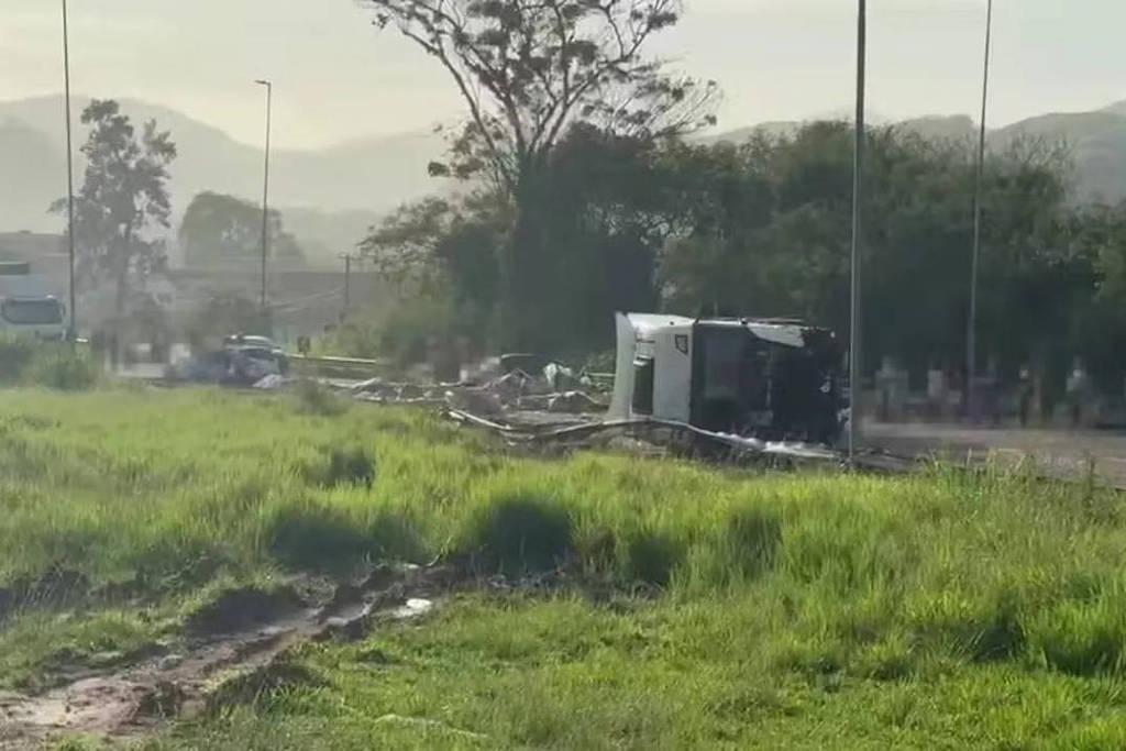 acidente-entre-caminhao-e-carros-deixa-5-mortos-e-9-feridos-em-rodovia-no-rj