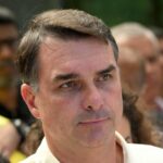 emails-indicam-que-flavio-bolsonaro-dividia-conta-com-suspeito-de-lavar-dinheiro-do-inss