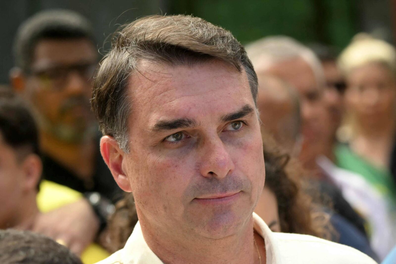 emails-indicam-que-flavio-bolsonaro-dividia-conta-com-suspeito-de-lavar-dinheiro-do-inss