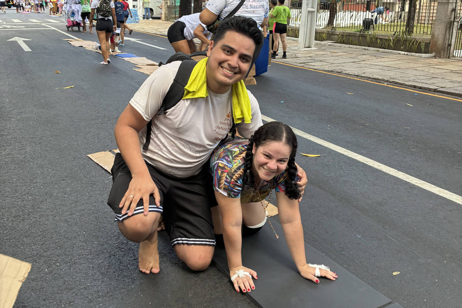 no-cirio-de-nazare,-devotos-atravessam-3-km-de-joelhos-ou-engatinhando-para-pagar-promessa
