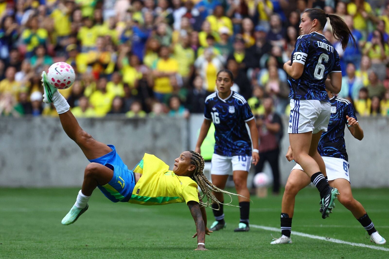 com-gol-de-bicicleta,-selecao-feminina-ganha-com-facilidade-da-argentina