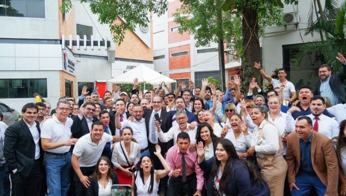 acompanado-de-una-multitudinaria-comitiva,-gerardo-bobadilla-inscribio-su-candidatura-al-consejo-de-la-magistratura