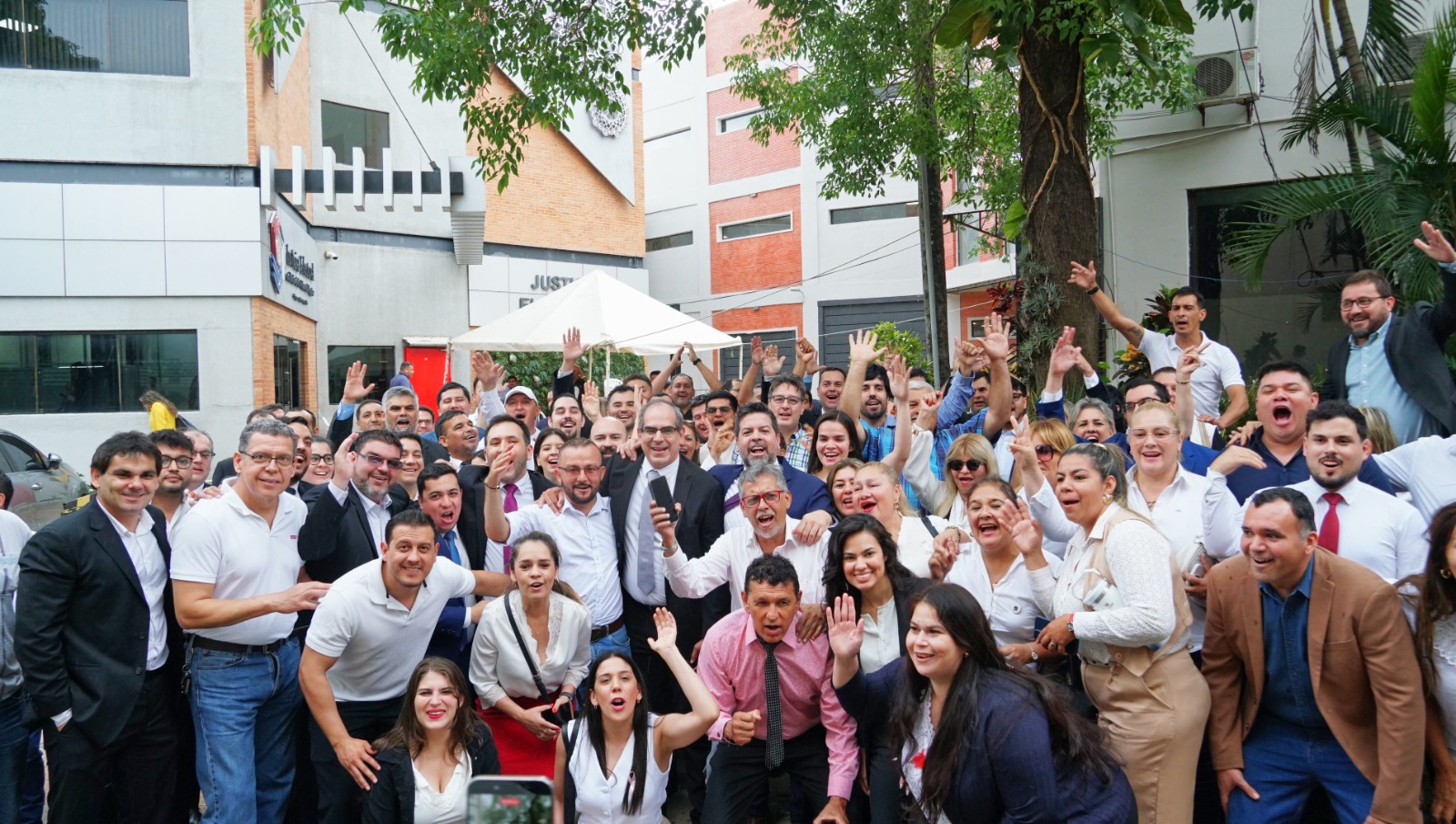 acompanado-de-una-multitudinaria-comitiva,-gerardo-bobadilla-inscribio-su-candidatura-al-consejo-de-la-magistratura