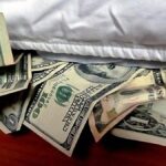 ¿dolares-del-colchon-al-turismo?-la-trampa-del-5%-de-recargo-que-frena-los-viajes-al-exterior
