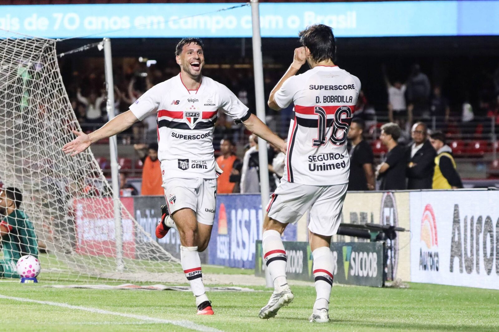 lucas-volta,-calleri-marca-dois-e-sao-paulo-derrota-o-vitoria-no-morumbis