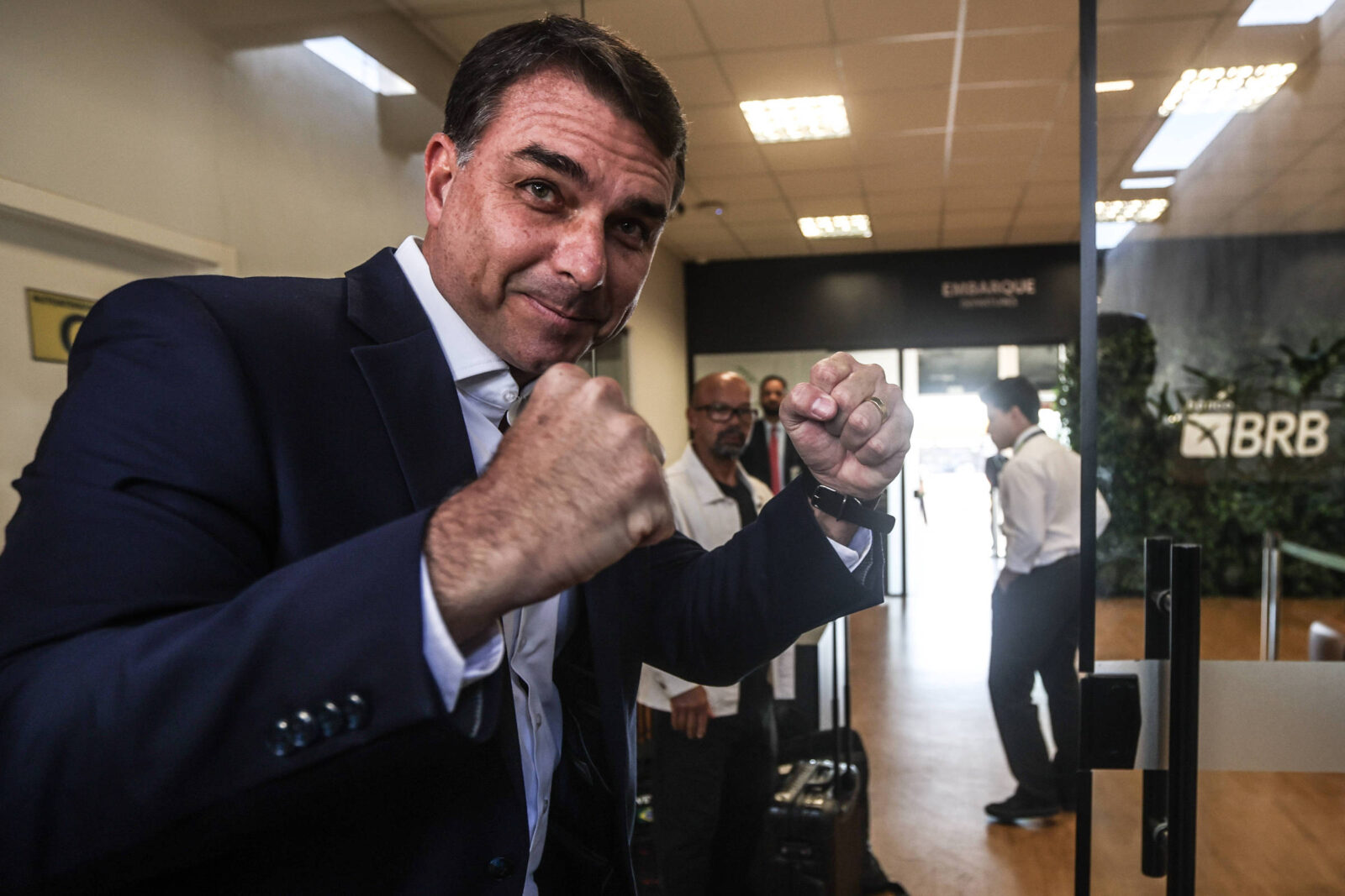 flavio-bolsonaro-cria-site-‘anti-fake-news’-em-que-se-compromete-com-ajuste-do-minimo-pela-inflacao