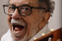 tropicalista-radical,-tom-ze-completa-90-com-obra-que-implode-o-bom-gosto