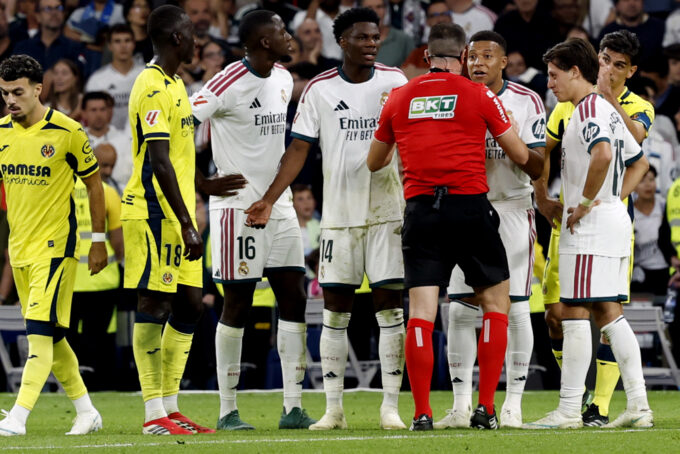 vinicius-junior-y-athenea-del-castillo-expulsados-por-jalon-de-cabello-en-partidos-de-este-sabado