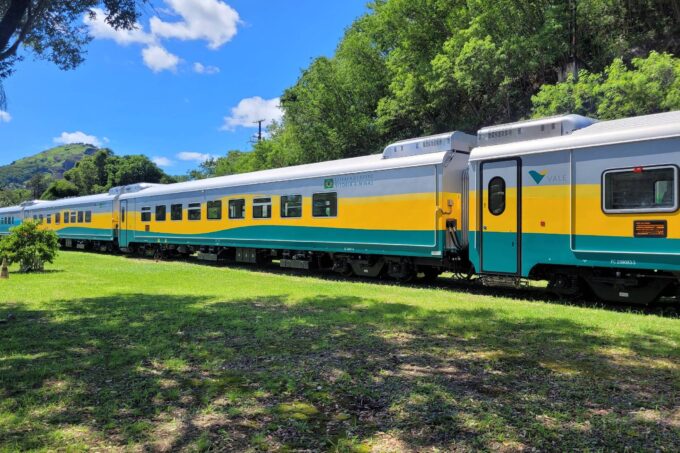 vale-recebe-15-carros-de-passageiros-para-trem-diario-da-estrada-de-ferro-carajas