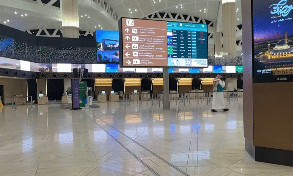 misil-impacta-principal-aeropuerto-de-arabia-saudita-y-deja-12-muertos-y-309-heridos