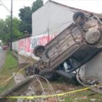 auto-perdio-el-control-y-termino-volcado-contra-la-pared-de-una-vivienda