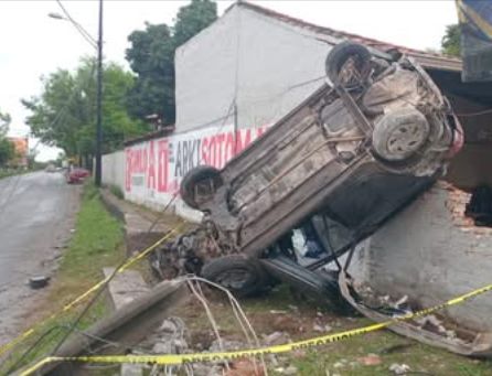 auto-perdio-el-control-y-termino-volcado-contra-la-pared-de-una-vivienda