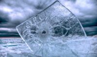 cientificos-crean-nuevo-tipo-de-“superhielo”:-10-veces-mas-resistente-que-el-hielo-comun-y-casi-tan-fuerte-como-el-cemento